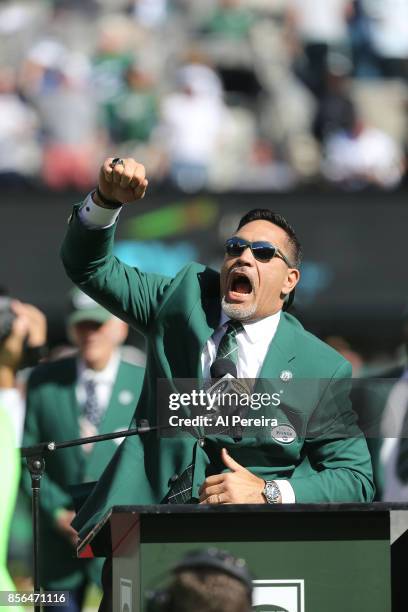 Former New York Jets Center Kevin Mawae is inducted into the teams Ring of Honor at halftime of the Jacksonville Jaguars vs New York Jets game at...