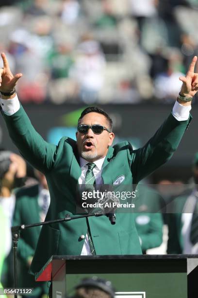 Former New York Jets Center Kevin Mawae is inducted into the teams Ring of Honor at halftime of the Jacksonville Jaguars vs New York Jets game at...