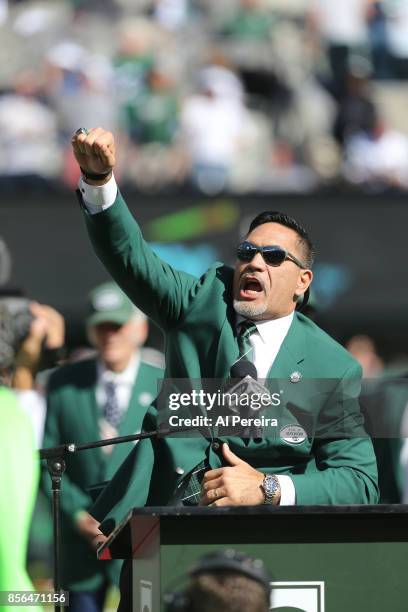 Former New York Jets Center Kevin Mawae is inducted into the teams Ring of Honor at halftime of the Jacksonville Jaguars vs New York Jets game at...