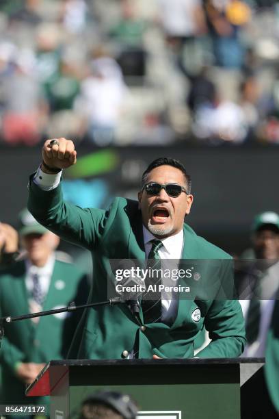 Former New York Jets Center Kevin Mawae is inducted into the teams Ring of Honor at halftime of the Jacksonville Jaguars vs New York Jets game at...