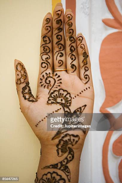 close up of mendhi or henna design on hand - 臨時 個照片及圖片檔