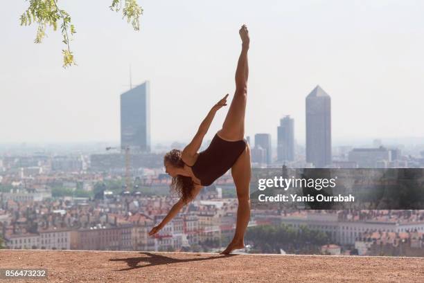 female ballet dancer dancing in lyon, france - spagat stock-fotos und bilder