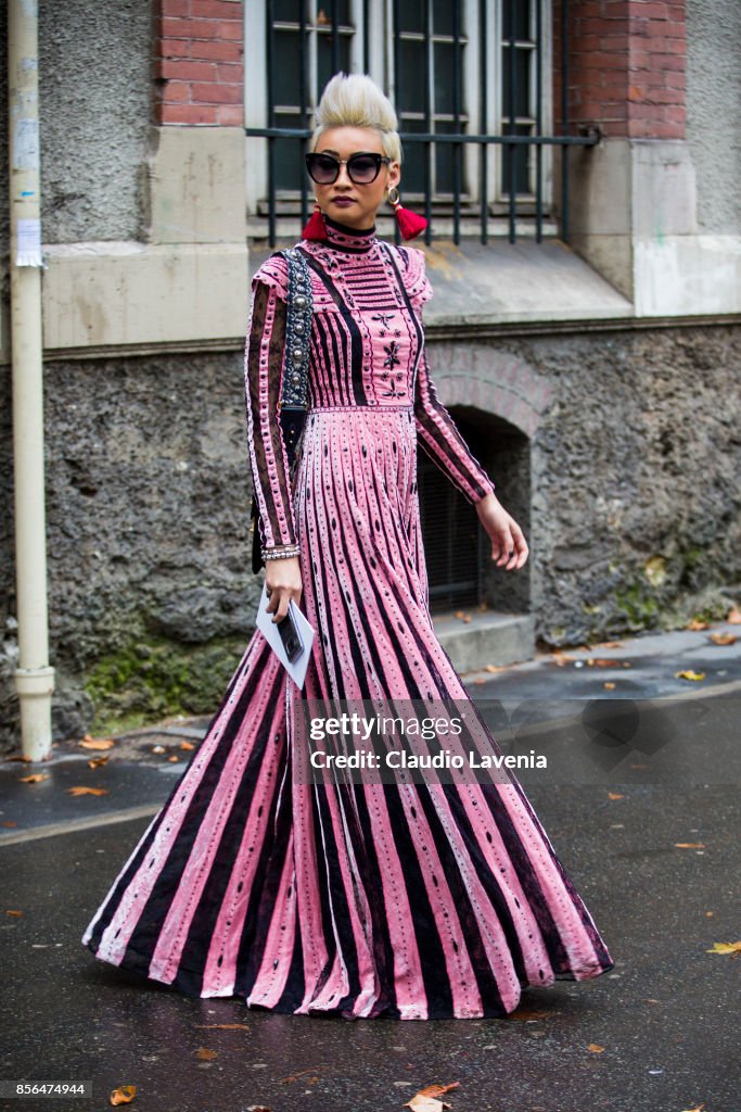 Street Style : Paris Fashion Week Womenswear Spring/Summer 2018 : Day Six