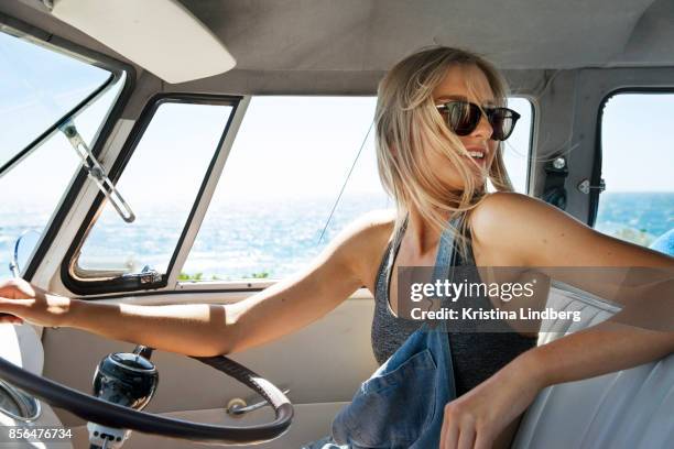 group of friends with a surf van by the sea - só mulheres jovens imagens e fotografias de stock