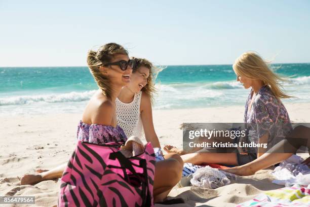 group of friends and coupple walking and hanging out on the beach, waring shorts and tops - perth australië stockfoto's en -beelden