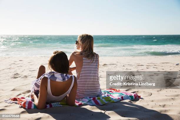 group of friends and coupple walking and hanging out on the beach, waring shorts and tops - australien meer stock-fotos und bilder