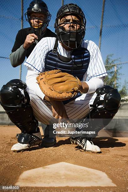 baseball catcher and umpire behind home plate - casque de baseball photos et images de collection