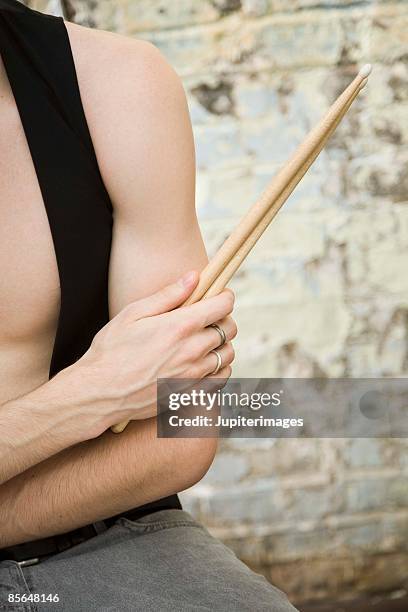 man with drumsticks - drumstok stockfoto's en -beelden