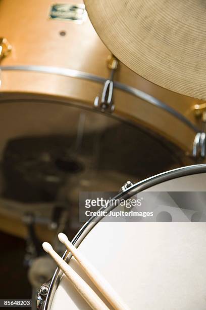 close-up of drums - baqueta instrumento musical - fotografias e filmes do acervo