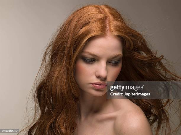 woman with windblown hair - frizzy - fotografias e filmes do acervo