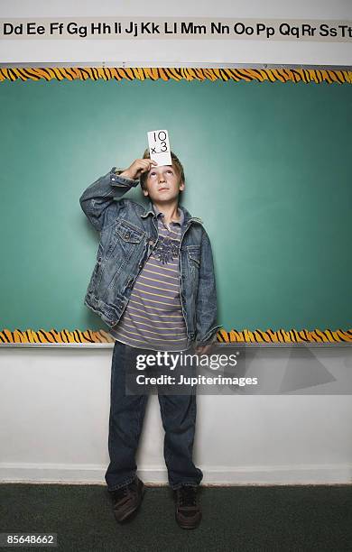 boy holding math flash card - tarjeta de ilustración fotografías e imágenes de stock