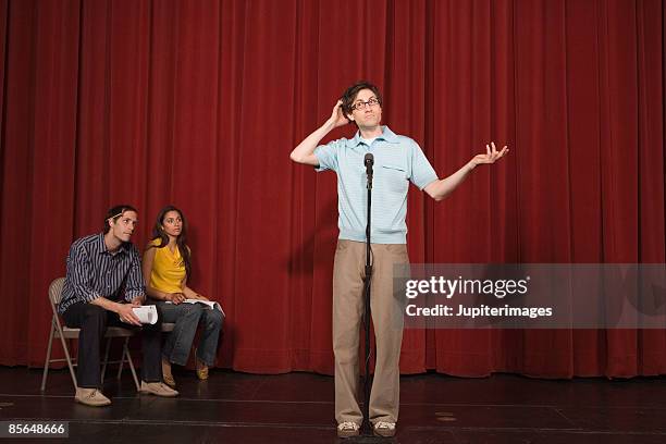 nervous man standing in front of microphone - 怯場 個照片及圖片檔