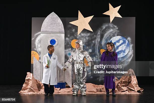 kids in costume on stage holding hands - peça de teatro escolar imagens e fotografias de stock