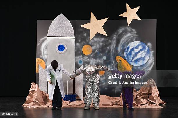 kids bowing on stage - theatrical performance imagens e fotografias de stock