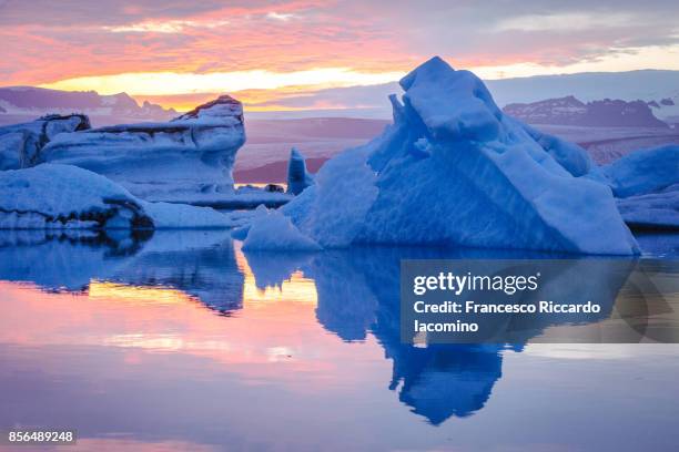 jokulsarlon glacier lagoon at sunset, iceland - francesco riccardo iacomino iceland imagens e fotografias de stock