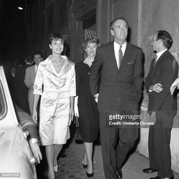 The actress Elsa Martinelli is with the American actor Henry Fonda and a few friends. They are going to 'Sistina Theater', Rome 1958.