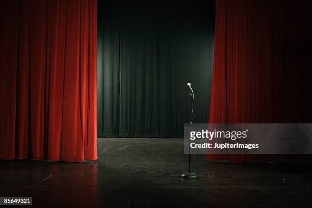 microphone on empty stage - palcoscenico foto e immagini stock