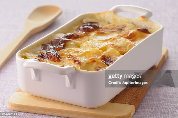 scalloped potato casserole - scalloped pattern foto e immagini stock