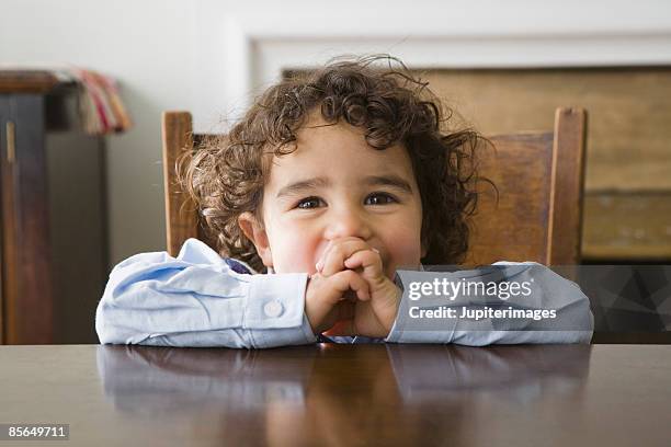 boy praying - niños orando fotografías e imágenes de stock