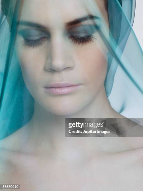 woman under a scarf with eyes closed - tecido transparente imagens e fotografias de stock