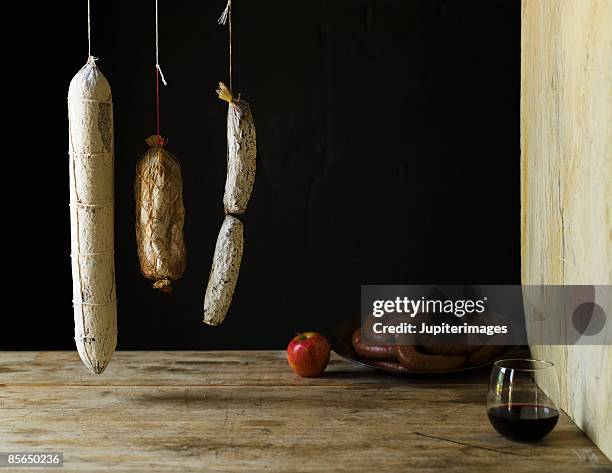 hanging sausages - charcutería italiana fotografías e imágenes de stock