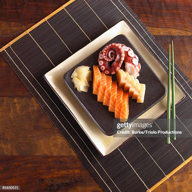 sashimi and chopsticks - square plate 個照片及圖片�檔