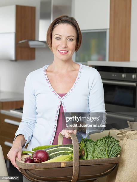 woman with fresh vegetables - houten mand stockfoto's en -beelden