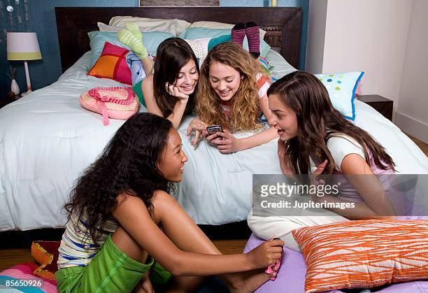 teenage girls at slumber party - girls sleepover stock-fotos und bilder