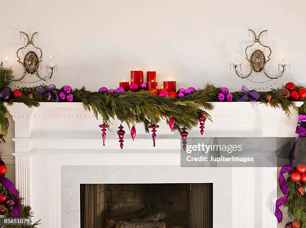 mantle and fireplace with holiday decorations - manteau de cheminée photos et images de collection