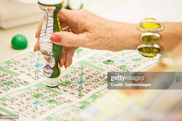 woman playing bingo - bingo stockfoto's en -beelden