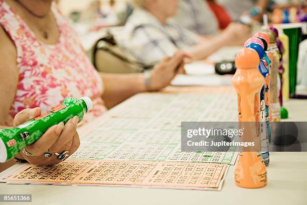 women playing bingo - bingo fotografías e imágenes de stock