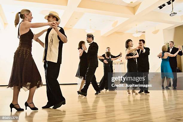couples ballroom dancing - danse de salon photos et images de collection