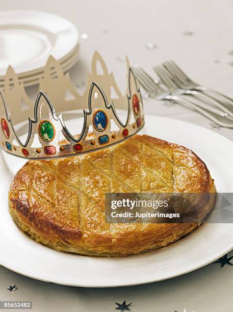 epiphany king's cake with crown - epiphany religious celebration fotografías e imágenes de stock