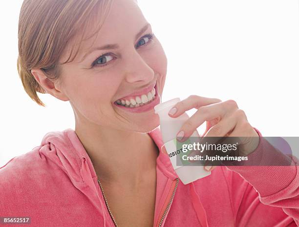 woman with probiotic drink - organismo acidófilo imagens e fotografias de stock