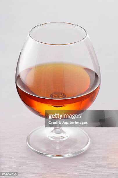 cognac in snifter - bicchiere da brandy foto e immagini stock