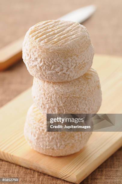 stacked goat cheese - queso de cabra fotografías e imágenes de stock