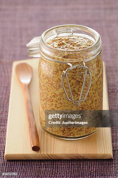 whole seed mustard - mustard stockfoto's en -beelden
