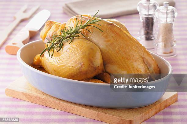 roast bresse chicken - poulet rôti photos et images de collection