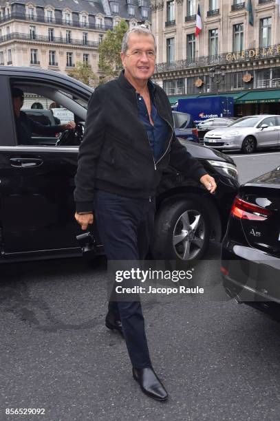 Mario Testino is seen arriving at Stella McCartney show during Paris Fashion Week on October 2, 2017 in Paris, France.