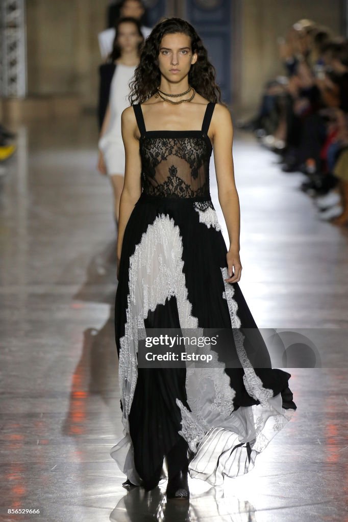 Givenchy : Runway - Paris Fashion Week Womenswear Spring/Summer 2018