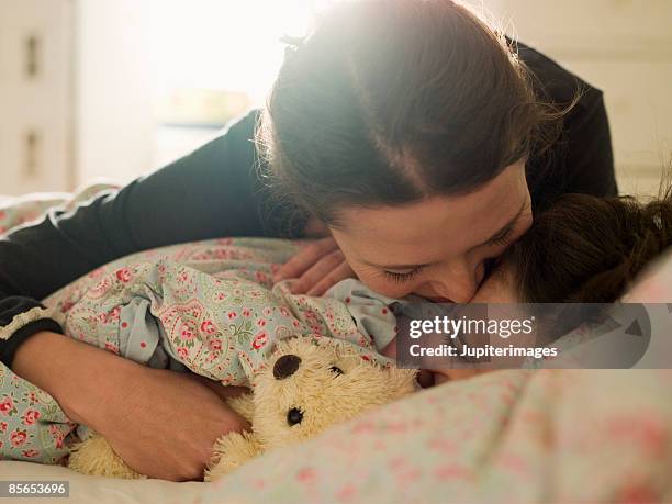 affectionate mother with daughter in bed - bedtime fotografías e imágenes de stock