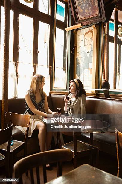 women talking in cafe - bistro paris fotografías e imágenes de stock