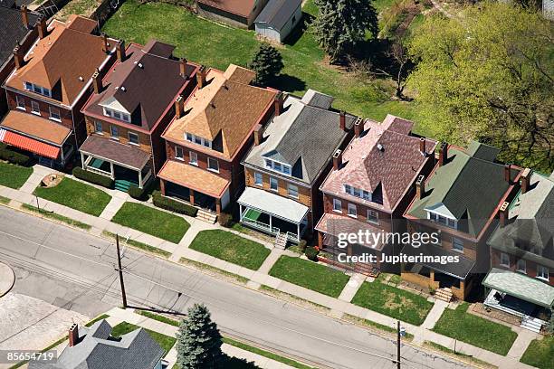 row of identical houses - mid atlantic usa stockfoto's en -beelden