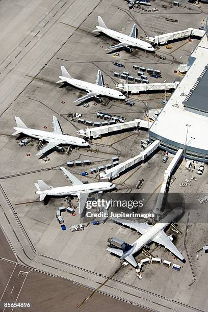 airplanes being loaded at airport - aéroport international harry reid photos et images de collection