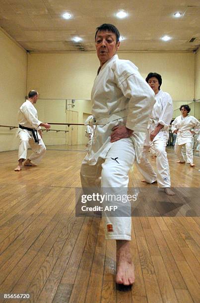Cancer: quand le karaté aide les patients à combattre la maladie" - Karate Teacher Jean-Marc Descotes explains a legs' position to Karate students...
