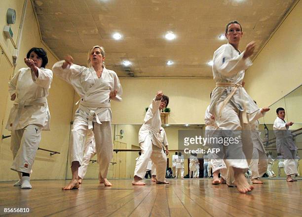 Cancer: quand le karaté aide les patients à combattre la maladie" - Karate students train during a lesson in a dojo of the CAMI association in...