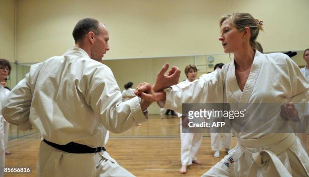 Cancer: quand le karaté aide les patients à combattre la maladie" - Karate Teacher Jean-Marc Descotes explains a defense position during a lesson in...