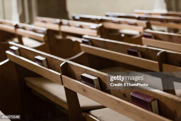 christian hymnbooks on pew / bench inside church - libro de himnos fotografías e imágenes de stock