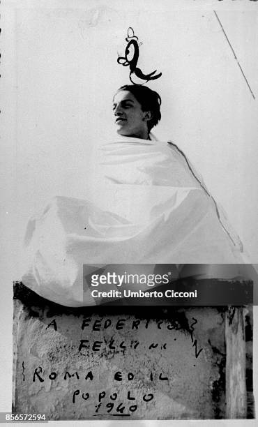 Homage to film director Federico Fellini, on the stone is written 'To Federico Fellini by Rome and its people 1949'.