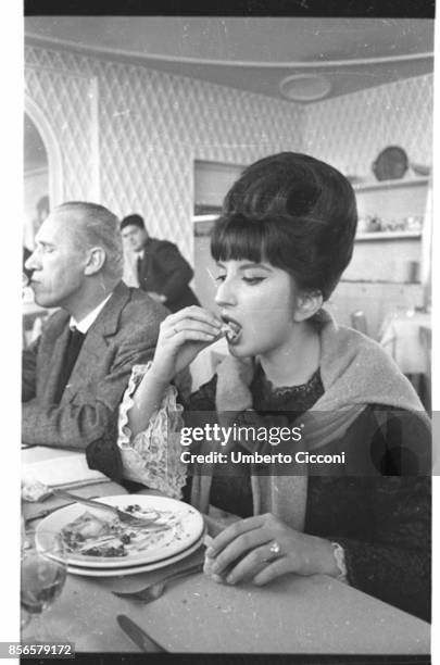 Mina Mazzini while eating in a restaurant in Rome in 1962.